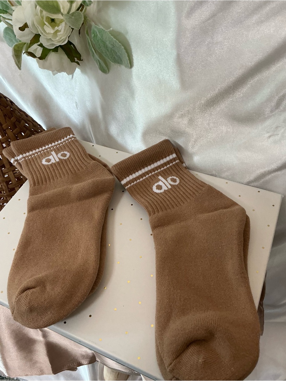 NWOT Alo Unisex Half Crew Throwback Socks Size Small